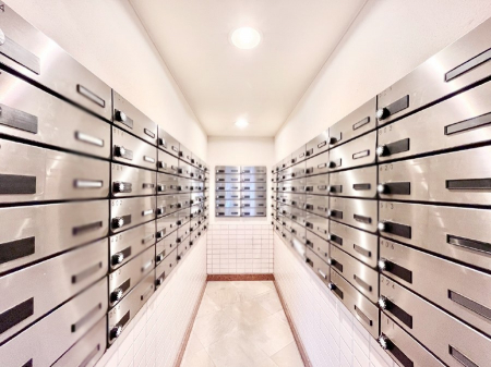 ̑@|Xg̓GgXɂ̂ŉJɔGꂸXւ󂯎܂