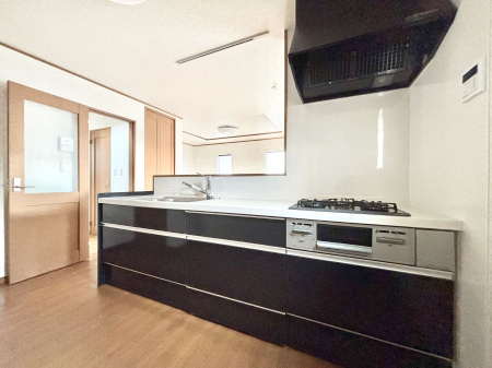 �L�b�`���@���������Ȃ���ł����Ƒ��Ƃ̉�b���y���߂�ΖʃL�b�`��