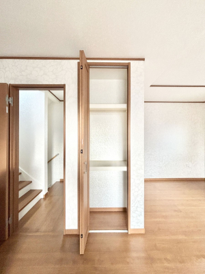 ���̑����ρ@���r���O���[�B�����Ɏ��[������ƕ����W�܂�LDK���X�b�L���Еt�������ł��ˁB  