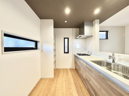 �L�b�`���@�u�₩�ȕ����ʂ蔲����L�b�`���B��������̂Ŗ��邭���C�ɂ��𗧂��܂��B