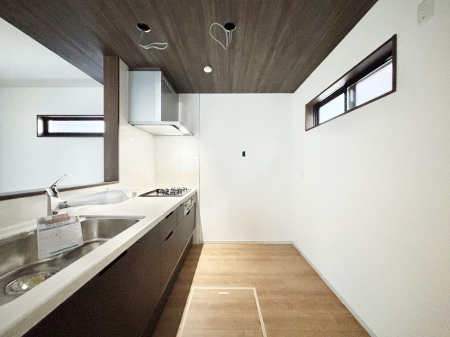 �L�b�`���@�u�₩�ȕ����ʂ蔲����L�b�`���B��������̂Ŗ��邭���C�ɂ��𗧂��܂��B