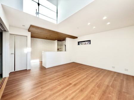 ���r���O�@���r���O�㕔�ɂ͐��������̗p�B���邢�z���ɕ�܂���ԂŉƑ��c���I