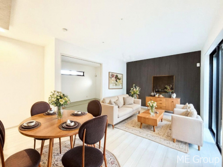 ���r���O�@�Ƒ��̘a�₩�ȉ�b���������Ă������B�J�����̂��郊�r���O�ł��B���Ƌ��CG�ł�  