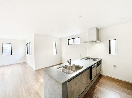 �L�b�`���@���r���O�ŗV�Ԃ��q�l�������Ȃ��炨�������ł���ΖʃL�b�`���B  