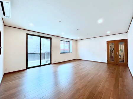 ̑ρ@Ƒ̏Ί炪RƐ܂ĂAȕ͋C̃_CjOɎdオĂ܂B