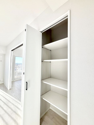 ���̑����ρ@���r���O���[�B�����Ɏ��[������ƕ����W�܂�LDK���X�b�L���Еt�������ł��ˁB  