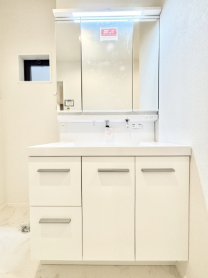 ���ʑ�E���ʏ��@�X�^�C�����O�ɕ֗��ȎO�ʋ��A�~���[�L���r�l�b�g�ōׂ������X�b�L��