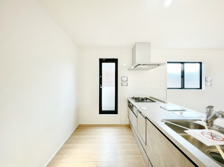 �L�b�`���@�o���R�j�[�Ɍq���閾�邢�ΖʃL�b�`���B