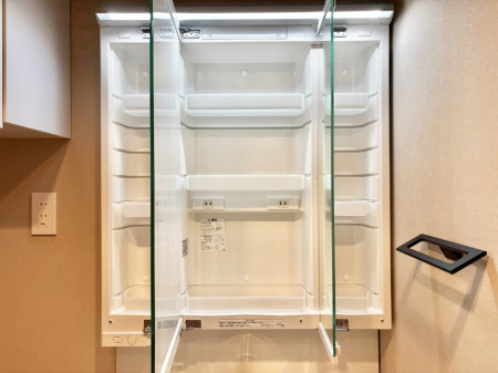 ���̑����ρ@�O�ʋ��̗��ɁA���ϕi��q���p�i�Ȃǂ����[�\�B���ʑ����������ƕۂ��܂��I