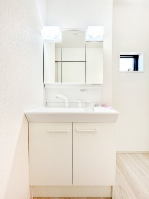 ���ʑ�E���ʏ��@�X�^�C�����O�ɕ֗��ȎO�ʋ��A�~���[�L���r�l�b�g�ōׂ������X�b�L��