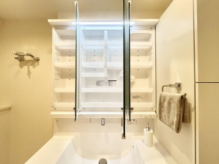 ���̑����ρ@�O�ʋ��̗��ɁA���ϕi��q���p�i�Ȃǂ����[�\�B���ʑ����������ƕۂ��܂��I