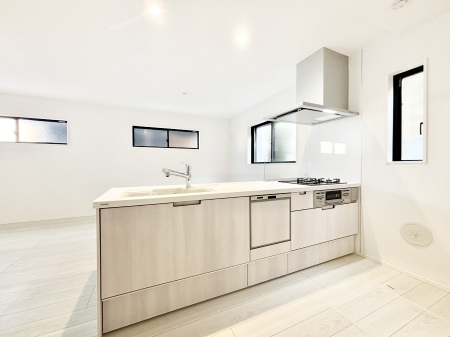 �L�b�`���@���r���O�ŗV�Ԃ��q�l�������Ȃ��炨�������ł���ΖʃL�b�`���B  