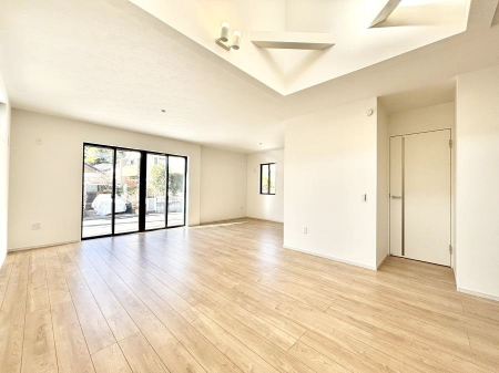 ���̑����ρ@�Ƒ��̏Ί炪���R�Ɛ��܂�Ă���A����ȕ��͋C�̃_�C�j���O�Ɏd�オ���Ă��܂��B