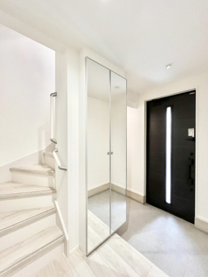 ���ց@�K���X�X���b�g�̓��������փh�A�������Ɍ���͂��Ă���܂�