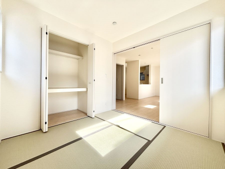 ���̑����ρ@���r���O�Ɨׂ荇���Ă���a���B�ق��ƈꑧ�ł���a�̋�Ԃ��Y�ꂸ�ɁB 