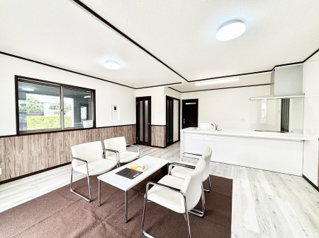 ���r���O�@���邢�z���������A�����̕��͋C�ɖ�������郊�r���O�E�_�C�j���O�B 