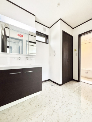 ���ʑ�E���ʏ��@��Ƃ�̐��ʃX�y�[�X�Œ��̐g�x�x���X���[�Y��