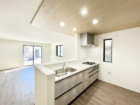 �L�b�`���@���r���O�ŗV�Ԃ��q�l�������Ȃ��炨�������ł���ΖʃL�b�`���B  