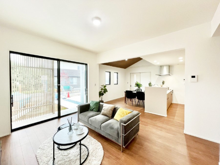 ̑ρ@Ƒ̏Ί炪RƐ܂ĂAȕ͋C̃_CjOɎdオĂ܂B