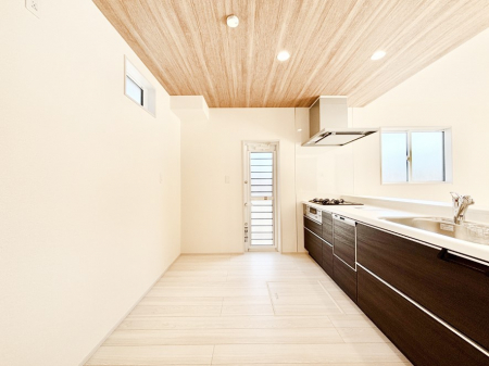 �L�b�`���@������̂��閾�邢�L�b�`���B���C�ɂ��𗧂��܂��B 