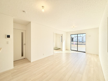 ���̑����ρ@�Ƒ��̏Ί炪���R�Ɛ��܂�Ă���A����ȕ��͋C�̃_�C�j���O�Ɏd�オ���Ă��܂��B