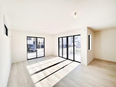 ̑ρ@Ƒ̏Ί炪RƐ܂ĂAȕ͋C̃_CjOɎdオĂ܂ 