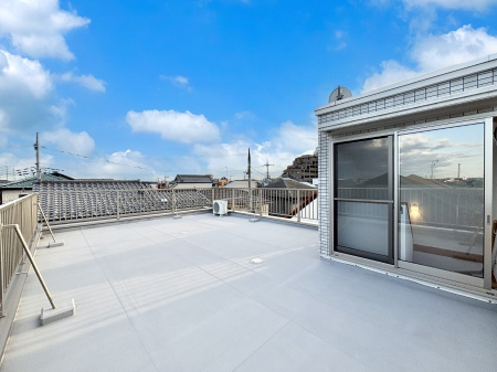 oRj[@[toRj[B߂ǂA傫Ȑ󕨂LĊ܂B