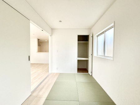 ���̑����ρ@���r���O�Ɨׂ荇���Ă���a���B�ق��ƈꑧ�ł���a�̋�Ԃ��Y�ꂸ�ɁB 