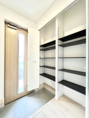 ���̑����ρ@�����Ղ���[�ł���V���[�Y�{�b�N�X�ŉƑ��S���̌C���A���ւ�������B  