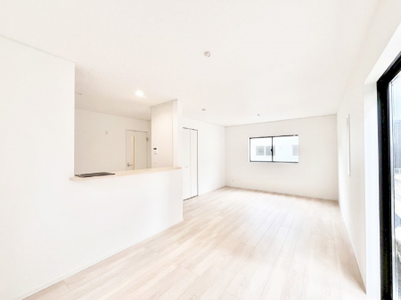 ���r���O�@���邢�z���������A�����̕��͋C�ɖ�������郊�r���O�E�_�C�j���O�B 