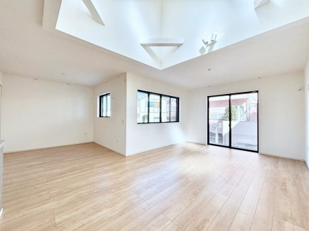 ���r���O�@���r���O�㕔�ɂ͐��������̗p�B���邢�z���ɕ�܂���ԂŉƑ��c���I