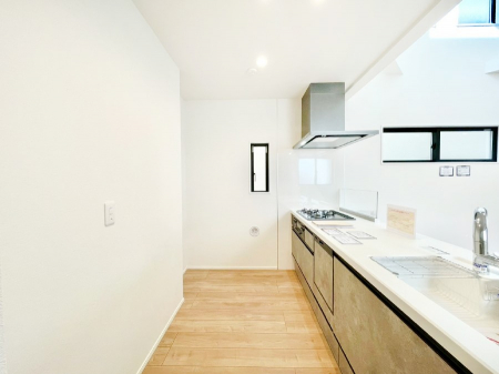 �L�b�`���@�u�₩�ȕ����ʂ蔲����L�b�`���B��������̂Ŗ��邭���C�ɂ��𗧂��܂��B