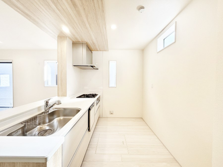 �L�b�`���@�u�₩�ȕ����ʂ蔲����L�b�`���B��������̂Ŗ��邭���C�ɂ��𗧂��܂��B