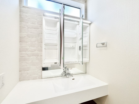 ���̑����ρ@�O�ʋ��̗��ɁA���ϕi��q���p�i�Ȃǂ����[�\�B���ʑ����������ƕۂ��܂��I