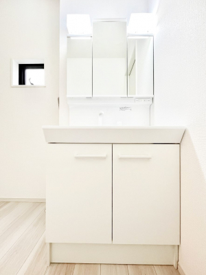 ���ʑ�E���ʏ��@�X�^�C�����O�ɕ֗��ȎO�ʋ��A�~���[�L���r�l�b�g�ōׂ������X�b�L��