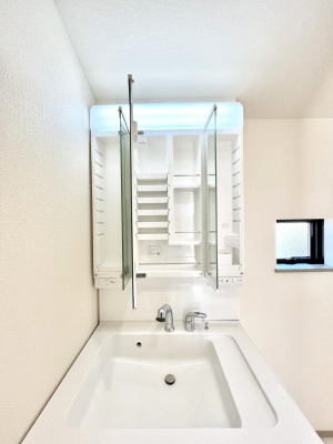 ���̑����ρ@�O�ʋ��̗��ɁA���ϕi��q���p�i�Ȃǂ����[�\�B���ʑ����������ƕۂ��܂��I