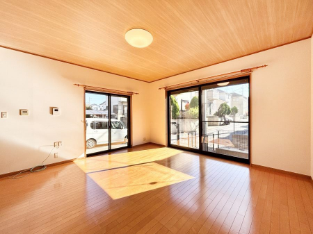 ̑ρ@Ƒ̏Ί炪RƐ܂ĂAȕ͋C̃_CjOɎdオĂ܂ 