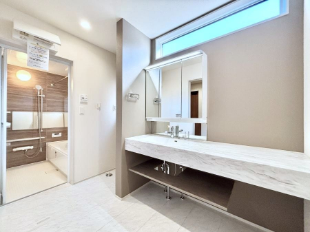 ���ʑ�E���ʏ��@�X�^�C�����O�ɕ֗��ȎO�ʋ��A�~���[�L���r�l�b�g�ōׂ������X�b�L��