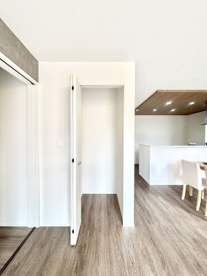 ���̑����ρ@���r���O���[�B�����Ɏ��[������ƕ����W�܂�LDK���X�b�L���Еt�������ł��ˁB  