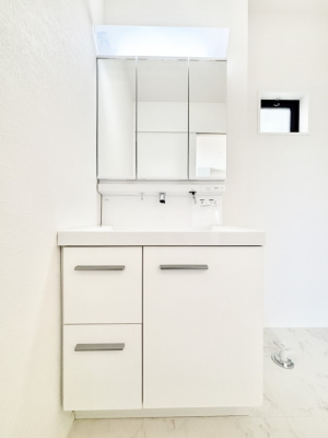 ���ʑ�E���ʏ��@�X�^�C�����O�ɕ֗��ȎO�ʋ��A�~���[�L���r�l�b�g�ōׂ������X�b�L��