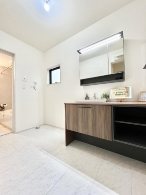 ̑@Ă̂ŎC̑ꏊłC\s܂B̐gxxCǂI