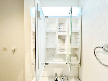 ���̑����ρ@�O�ʋ��̗��ɁA���ϕi��q���p�i�Ȃǂ����[�\�B���ʑ����������ƕۂ��܂��I