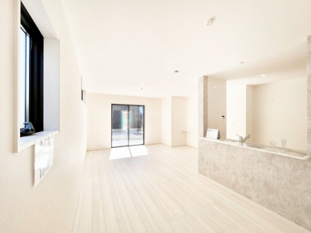 ���r���O�@�J��������L�X���r���O�͖��邢�z�������荞�މƑ��݂�Ȃ̌e���̋�Ԃł�