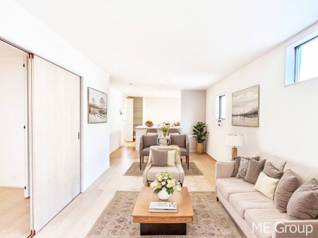 ���r���O�@�Ƒ��̘a�₩�ȉ�b���������Ă������B�J�����̂��郊�r���O�ł��B���Ƌ��CG�ł�  