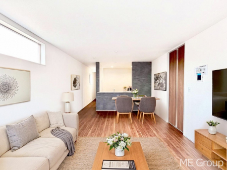 ���r���O�@�Ƒ��̘a�₩�ȉ�b���������Ă������B�J�����̂��郊�r���O�ł��B���Ƌ��CG�ł�  