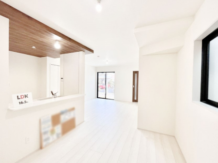 ���̑����ρ@�Ƒ��̏Ί炪���R�Ɛ��܂�Ă���A����ȕ��͋C�̃_�C�j���O�Ɏd�オ���Ă��܂��B