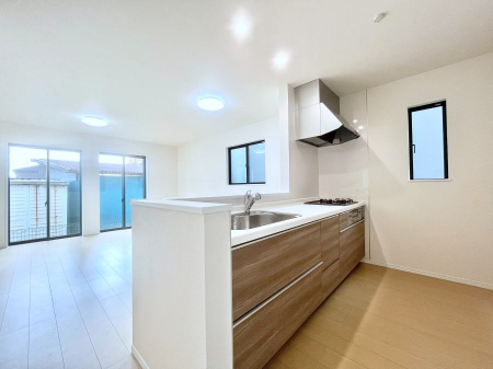 �L�b�`���@���r���O�ŗV�Ԃ��q�l�������Ȃ��炨�������ł���ΖʃL�b�`���B  