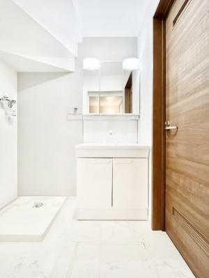 ���ʑ�E���ʏ��@�X�^�C�����O�ɕ֗��ȎO�ʋ��A�~���[�L���r�l�b�g�ōׂ������X�b�L��