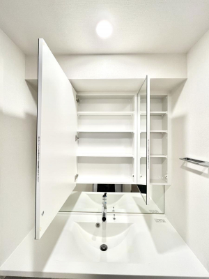 ���̑����ρ@�O�ʋ��̗��ɁA���ϕi��q���p�i�Ȃǂ����[�\�B���ʑ����������ƕۂ��܂��I