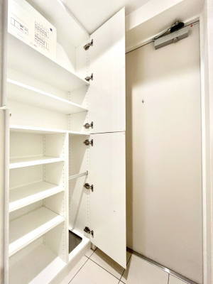 ���̑����ρ@�����Ղ���[�ł���V���[�Y�{�b�N�X�ŉƑ��S���̌C���A���ւ�������B  